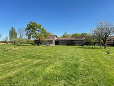 ANCIEN RELAIS DE POSTE, 133 m², 4 CHAMBRES, REMISES, DÉPENDANCES & JARDIN SUR 2920 M²