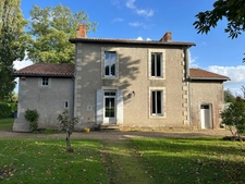 CHARMANTE MAISON INDIVIDUELLE  PROCHE CENTRE BOURG SUR 1751 M² DE JARDIN, ANNEXES et DÉPENDANCES