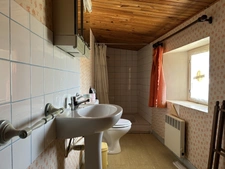 GRANDE MAISON AVEC VASTE SÉJOUR, 3 CHAMBRES, DÉPENDANCES DONT 4 GARAGES, PUITS ET CITERNE SUR 1656 M²