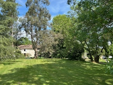CHARMANT ENSEMBLE IMMOBILIER, 2 LOGEMENTS, 247 m², 7 CHAMBRES et dépendances SUR 4 Ha JOLIMENT ARBORÉS
