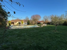 CHARMANTE MAISON RÉNOVÉE AUX ACCENTS MÉRIDIONNAUX, 2 CHAMBRES, JARDIN ET PISCINE