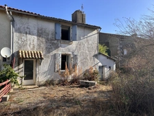 ENSEMBLE IMMOBILIER A RESTAURER (3 LOGEMENTS et une DÉPENDANCE) , CENTRE BOURG, JARDIN, PROCHE ÉCOLE