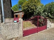 JOLIE MAISON DE VILLAGE AVEC EXTERIEURS, 2 ou 3 CHAMBRES, BEAUCOUP DE CHARME !!