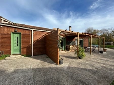 TRÈS AGRÉABLE PLAIN-PIED LUMINEUX, GRAND SÉJOUR, 2 CHAMBRES, TERRASSE 190 M² SUD & EST, SUR 2677 m² EN BORDURE DE SÈVRE.