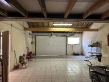 GRANDE MAISON AVEC VASTE SÉJOUR, 3 CHAMBRES, DÉPENDANCES DONT 4 GARAGES, PUITS ET CITERNE SUR 1656 M²
