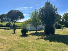 TRÈS BELLE MAISON INDIVIDUELLE SUR SOUS-SOL, 5 CHAMBRES, 3705 M² EN PARTIE BOISÉ + FORAGE, SANS VIS A VIS