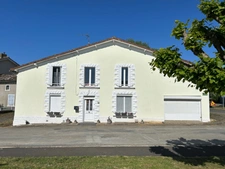JOLIE MAISON DE VILLAGE ENTIÈREMENT RÉNOVÉE EN 2024, 3 CHAMBRES, JARDIN 700 M² à 50 m. LIBRE JUILLET 2026
