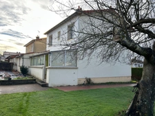 MAISON DE 1967, 4 CHAMBRES, GARAGE ET VERANDA SUR 400M² EN SECTEUR RÉSIDENTIEL