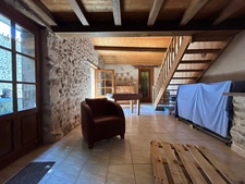 JOLIE MAISON DE VILLAGE AVEC EXTERIEURS, 2 ou 3 CHAMBRES, BEAUCOUP DE CHARME !!