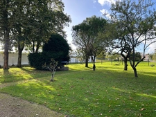 CHARMANTE MAISON INDIVIDUELLE  PROCHE CENTRE BOURG SUR 1751 M² DE JARDIN, ANNEXES et DÉPENDANCES
