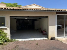 GRANDE MAISON AVEC VASTE SÉJOUR, 3 CHAMBRES, DÉPENDANCES DONT 4 GARAGES, PUITS ET CITERNE SUR 1656 M²