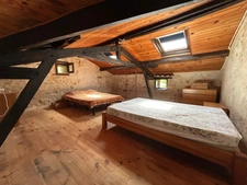 JOLIE MAISON DE VILLAGE AVEC EXTERIEURS, 2 ou 3 CHAMBRES, BEAUCOUP DE CHARME !!