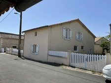 GRANDE MAISON AVEC VASTE SÉJOUR, 3 CHAMBRES, DÉPENDANCES DONT 4 GARAGES, PUITS ET CITERNE SUR 1656 M²