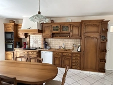 GRANDE MAISON AVEC VASTE SÉJOUR, 3 CHAMBRES, DÉPENDANCES DONT 4 GARAGES, PUITS ET CITERNE SUR 1656 M²