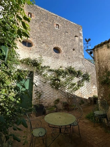 GRANDE MAISON DE BOURG AVEC CACHET, 3 CHAMBRES (possibilités ++), BEAUX VOLUMES, ESPACES AMÉNAGEABLES, JARDIN 