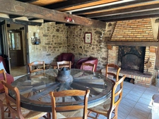 JOLIE MAISON DE VILLAGE AVEC EXTERIEURS, 2 ou 3 CHAMBRES, BEAUCOUP DE CHARME !!