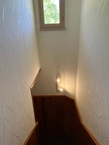 TRÈS BELLE MAISON INDIVIDUELLE SUR SOUS-SOL, 5 CHAMBRES, 3705 M² EN PARTIE BOISÉ + FORAGE, SANS VIS A VIS