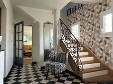 TRÈS JOLIE RÉNOVATION; MAISON DES ANNÉES 70, 182 m², 4 CHAMBRES, 3 SDE, VOLUMES AGRÉABLES ET JARDIN, QUARTIER RÉSIDENTIEL.