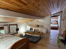 JOLIE MAISON DE VILLAGE AVEC EXTERIEURS, 2 ou 3 CHAMBRES, BEAUCOUP DE CHARME !!