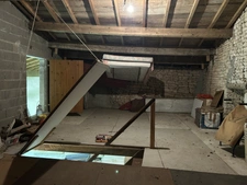 GRANDE MAISON AVEC VASTE SÉJOUR, 3 CHAMBRES, DÉPENDANCES DONT 4 GARAGES, PUITS ET CITERNE SUR 1656 M²
