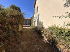 ENSEMBLE IMMOBILIER A RESTAURER (3 LOGEMENTS et une DÉPENDANCE) , CENTRE BOURG, JARDIN, PROCHE ÉCOLE