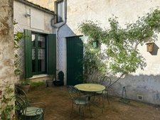 GRANDE MAISON DE BOURG AVEC CACHET, 3 CHAMBRES (possibilités ++), BEAUX VOLUMES, ESPACES AMÉNAGEABLES, JARDIN 
