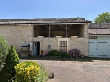 GRANDE MAISON AVEC VASTE SÉJOUR, 3 CHAMBRES, DÉPENDANCES DONT 4 GARAGES, PUITS ET CITERNE SUR 1656 M²