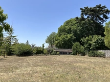 GRANDE MAISON AVEC VASTE SÉJOUR, 3 CHAMBRES, DÉPENDANCES DONT 4 GARAGES, PUITS ET CITERNE SUR 1656 M²