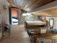 JOLIE MAISON DE VILLAGE AVEC EXTERIEURS, 2 ou 3 CHAMBRES, BEAUCOUP DE CHARME !!