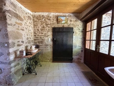 JOLIE MAISON DE VILLAGE AVEC EXTERIEURS, 2 ou 3 CHAMBRES, BEAUCOUP DE CHARME !!