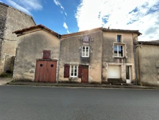 ENSEMBLE DE DEUX MAISONS DE VILLAGE A RESTAURER, COURETTE, GARAGE et JARDIN 785 m²