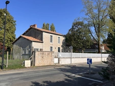CHARMANTE MAISON INDIVIDUELLE  PROCHE CENTRE BOURG SUR 1751 M² DE JARDIN, ANNEXES et DÉPENDANCES