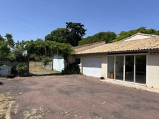 GRANDE MAISON AVEC VASTE SÉJOUR, 3 CHAMBRES, DÉPENDANCES DONT 4 GARAGES, PUITS ET CITERNE SUR 1656 M²