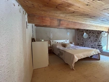JOLIE MAISON DE VILLAGE AVEC EXTERIEURS, 2 ou 3 CHAMBRES, BEAUCOUP DE CHARME !!