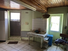 GRANDE MAISON AVEC VASTE SÉJOUR, 3 CHAMBRES, DÉPENDANCES DONT 4 GARAGES, PUITS ET CITERNE SUR 1656 M²