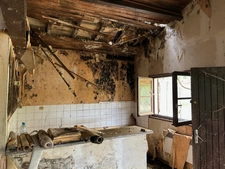 ENSEMBLE DE TROIS BÂTISSES (166, 42 et 36 m²) A RESTAURER ENTIÈREMENT, SUR 1382 M² AU CALME ET SANS VIS A VIS !!