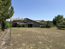 GRANDE MAISON AVEC VASTE SÉJOUR, 3 CHAMBRES, DÉPENDANCES DONT 4 GARAGES, PUITS ET CITERNE SUR 1656 M²