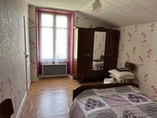 GRANDE MAISON AVEC VASTE SÉJOUR, 3 CHAMBRES, DÉPENDANCES DONT 4 GARAGES, PUITS ET CITERNE SUR 1656 M²