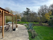 TRÈS AGRÉABLE PLAIN-PIED LUMINEUX, GRAND SÉJOUR, 2 CHAMBRES, TERRASSE 190 M² SUD & EST, SUR 2677 m² EN BORDURE DE SÈVRE.