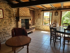 JOLIE MAISON DE VILLAGE AVEC EXTERIEURS, 2 ou 3 CHAMBRES, BEAUCOUP DE CHARME !!