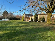 CHARMANTE MAISON RÉNOVÉE AUX ACCENTS MÉRIDIONNAUX, 2 CHAMBRES, JARDIN ET PISCINE