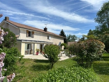 CHARMANT ENSEMBLE IMMOBILIER, 2 LOGEMENTS, 247 m², 7 CHAMBRES et dépendances SUR 4 Ha JOLIMENT ARBORÉS