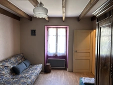 GRANDE MAISON AVEC VASTE SÉJOUR, 3 CHAMBRES, DÉPENDANCES DONT 4 GARAGES, PUITS ET CITERNE SUR 1656 M²