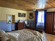 GRANDE MAISON AVEC VASTE SÉJOUR, 3 CHAMBRES, DÉPENDANCES DONT 4 GARAGES, PUITS ET CITERNE SUR 1656 M²