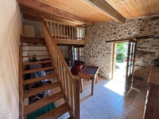 JOLIE MAISON DE VILLAGE AVEC EXTERIEURS, 2 ou 3 CHAMBRES, BEAUCOUP DE CHARME !!