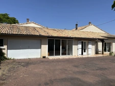 GRANDE MAISON AVEC VASTE SÉJOUR, 3 CHAMBRES, DÉPENDANCES DONT 4 GARAGES, PUITS ET CITERNE SUR 1656 M²