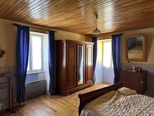 GRANDE MAISON AVEC VASTE SÉJOUR, 3 CHAMBRES, DÉPENDANCES DONT 4 GARAGES, PUITS ET CITERNE SUR 1656 M²