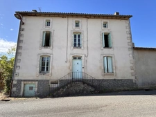 ENSEMBLE IMMOBILIER A RESTAURER (3 LOGEMENTS et une DÉPENDANCE) , CENTRE BOURG, JARDIN, PROCHE ÉCOLE