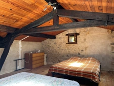 JOLIE MAISON DE VILLAGE AVEC EXTERIEURS, 2 ou 3 CHAMBRES, BEAUCOUP DE CHARME !!
