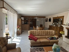 GRANDE MAISON AVEC VASTE SÉJOUR, 3 CHAMBRES, DÉPENDANCES DONT 4 GARAGES, PUITS ET CITERNE SUR 1656 M²